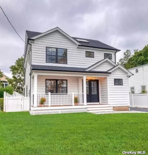 35 Lloyd St, New Hyde Park, NY 11040