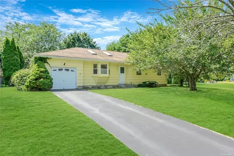 83 Williams Way S, Baiting Hollow, NY 11933