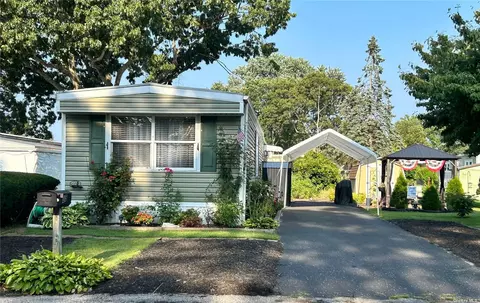 35 Buttercup Dr, Bohemia, NY 11716