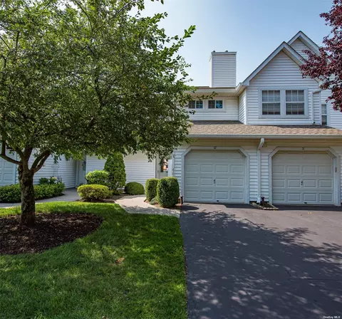 52 Erin Ln #52, East Setauket, NY 11733