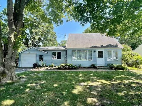 75 Corbin Ave, Shirley, NY 11967