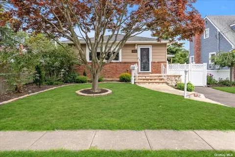 185 N Elm St, Massapequa, NY 11758