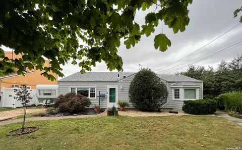 111 Elliot St, Merrick, NY 11566