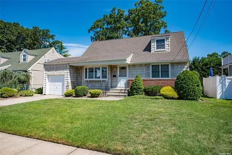 165 Koehl St, Massapequa Park, NY 11762