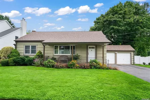 11 Noel Ct, Huntington, NY 11743