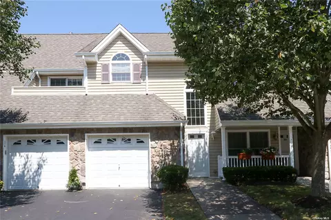 117 Joseph Ln #1, Dix Hills, NY 11746