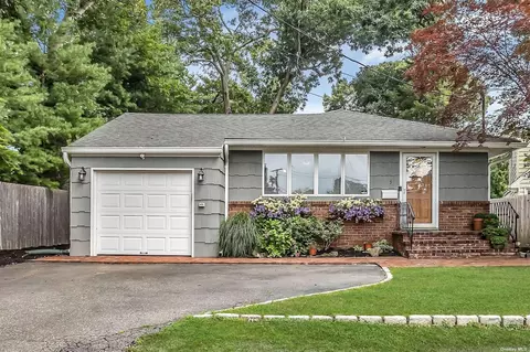5 Croton Ct, Melville, NY 11747