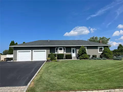 278 Williams Way S, Baiting Hollow, NY 11933