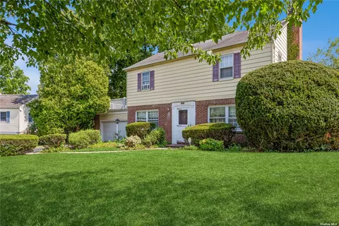 199 Charles St, East Williston, NY 11596
