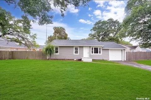 326 E 3rd St, Deer Park, NY 11729