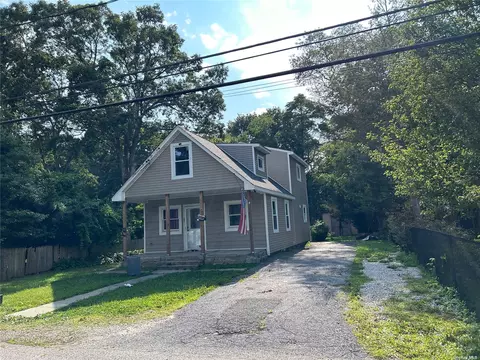 28 Dow St, Central Islip, NY 11722