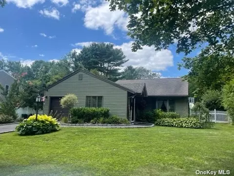 38 Nantucket Dr, Medford, NY 11763