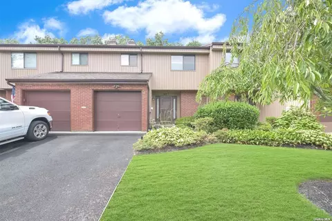82 Timber Ridge Dr #82, Holbrook, NY 11741