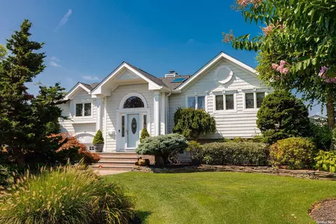 44 Secatogue Ln, West Islip, NY 11795