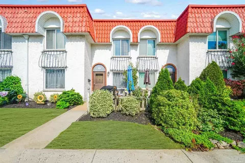39 Alhambra Dr #39, Oceanside, NY 11572