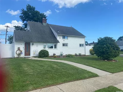 41 Chickadee Ln, Levittown, NY 11756