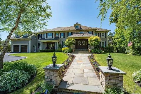 10 Magoun Rd, West Islip, NY 11795