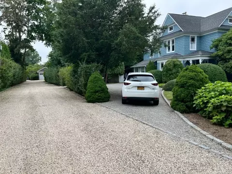121 Elm St, Southampton, NY 11968