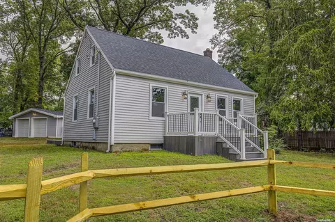 483 N Country Rd, Sound Beach, NY 11789