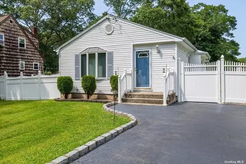 151 Waldorf Dr, Shirley, NY 11967