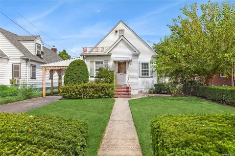 34-07 204th St, Bayside, NY 11361