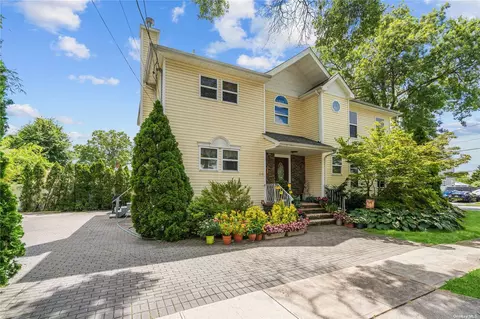 54 Bedford Ave, Westbury, NY 11590