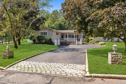 2 Austin Ln, Huntington, NY 11743