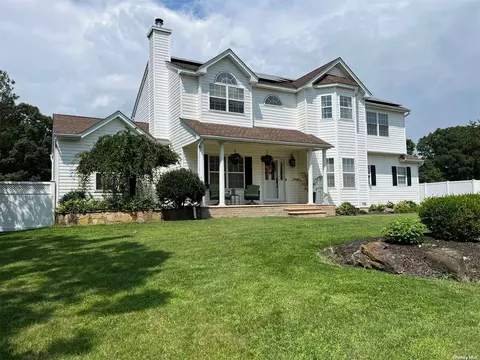 15 Embassy Rd, Selden, NY 11784