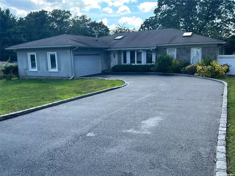 4 Iris Ave, Farmingville, NY 11738