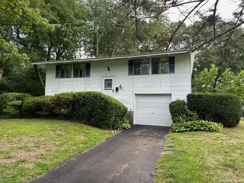 38 Lodge Ln, East Setauket, NY 11733