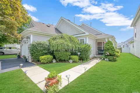 4 Martin Dr #4, Middle Island, NY 11953