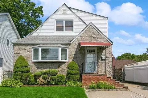 660 S 10th St, New Hyde Park, NY 11040