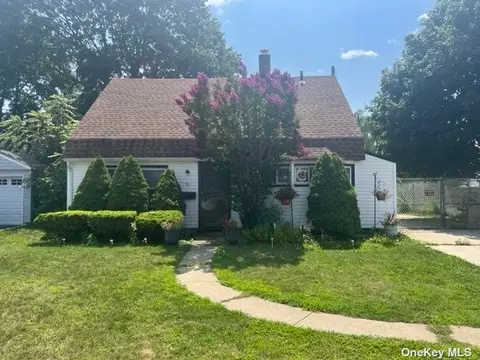 14 Hollow Ln, Levittown, NY 11756