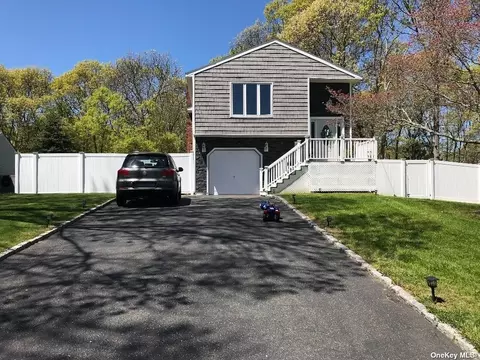 529 Sleepy Hollow Dr, Shirley, NY 11967