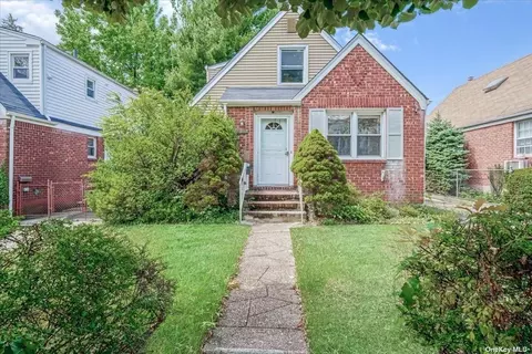32-24 208th St, Bayside, NY 11361