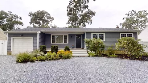36 Surrey Dr, Center Moriches, NY 11934