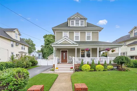 34 Earle Ave, Lynbrook, NY 11563