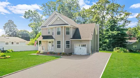 68 Carlton Ave, Mastic, NY 11950