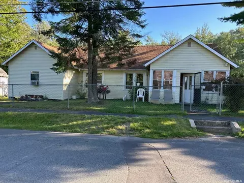 18 Maple Ave N, Loch Sheldrake, NY 12759