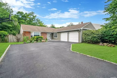 19 Canterbury Ct, Oakdale, NY 11769