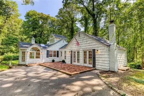 5 Rhododendron Rd, Head Of The Harbor, NY 11790