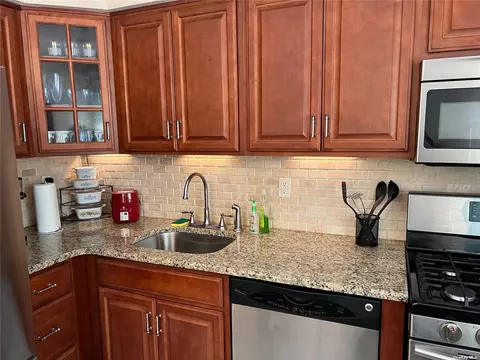 205 Point Cir #205, Coram, NY 11727