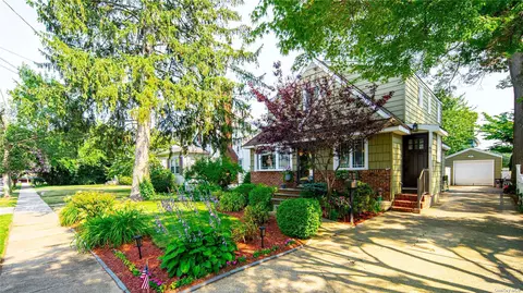 60 School St, Malverne, NY 11565