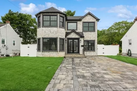 87 Kuhl Ave, Hicksville, NY 11801