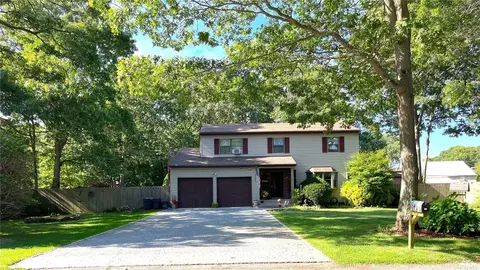 117 Pawnee Ave, Mastic, NY 11950