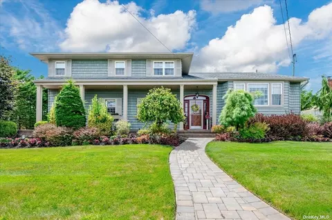 247 Harbor Ln E, Massapequa Park, NY 11762