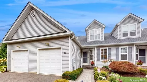 39 Gettysburg Dr #39, Port Jefferson Station, NY 11776