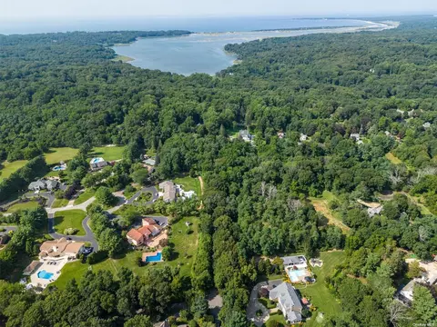 8 Timothy Ln, Head Of The Harbor, NY 11780