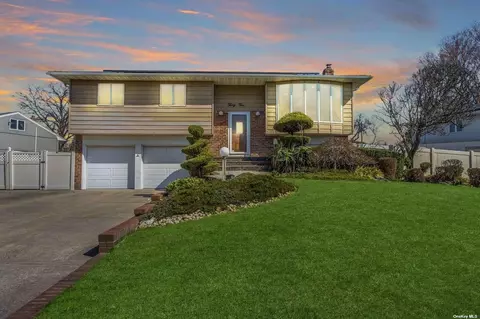 35 Harvest Ln, Commack, NY 11725