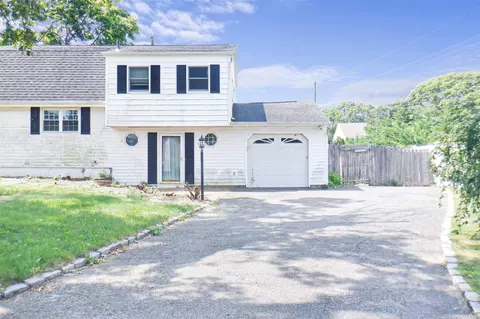 28 Park Hill Dr, Selden, NY 11784